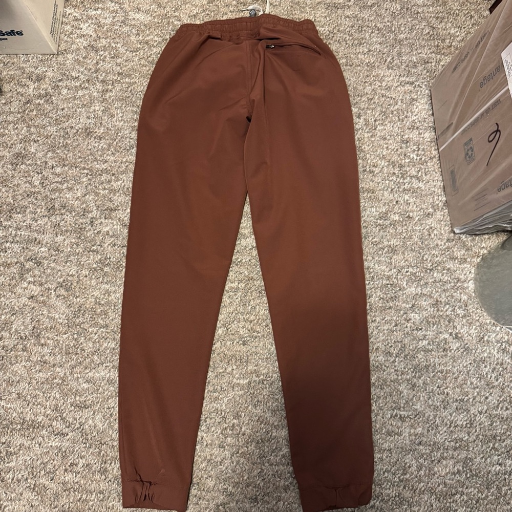 Vuori Men's Sunday Performance Jogger in Rust - Picture 7 of 8